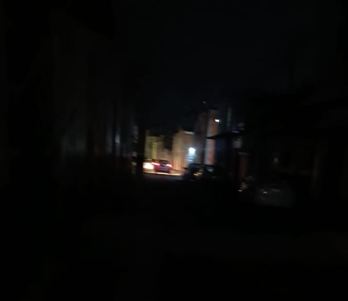 Mientras el alcalde baila con los huehues, el centro de Apetatitlán se queda en tinieblas